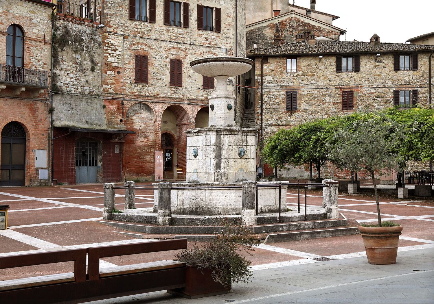 La fontana storica di piazza Guglielmo Marconi a Castelnuovo Berardenga