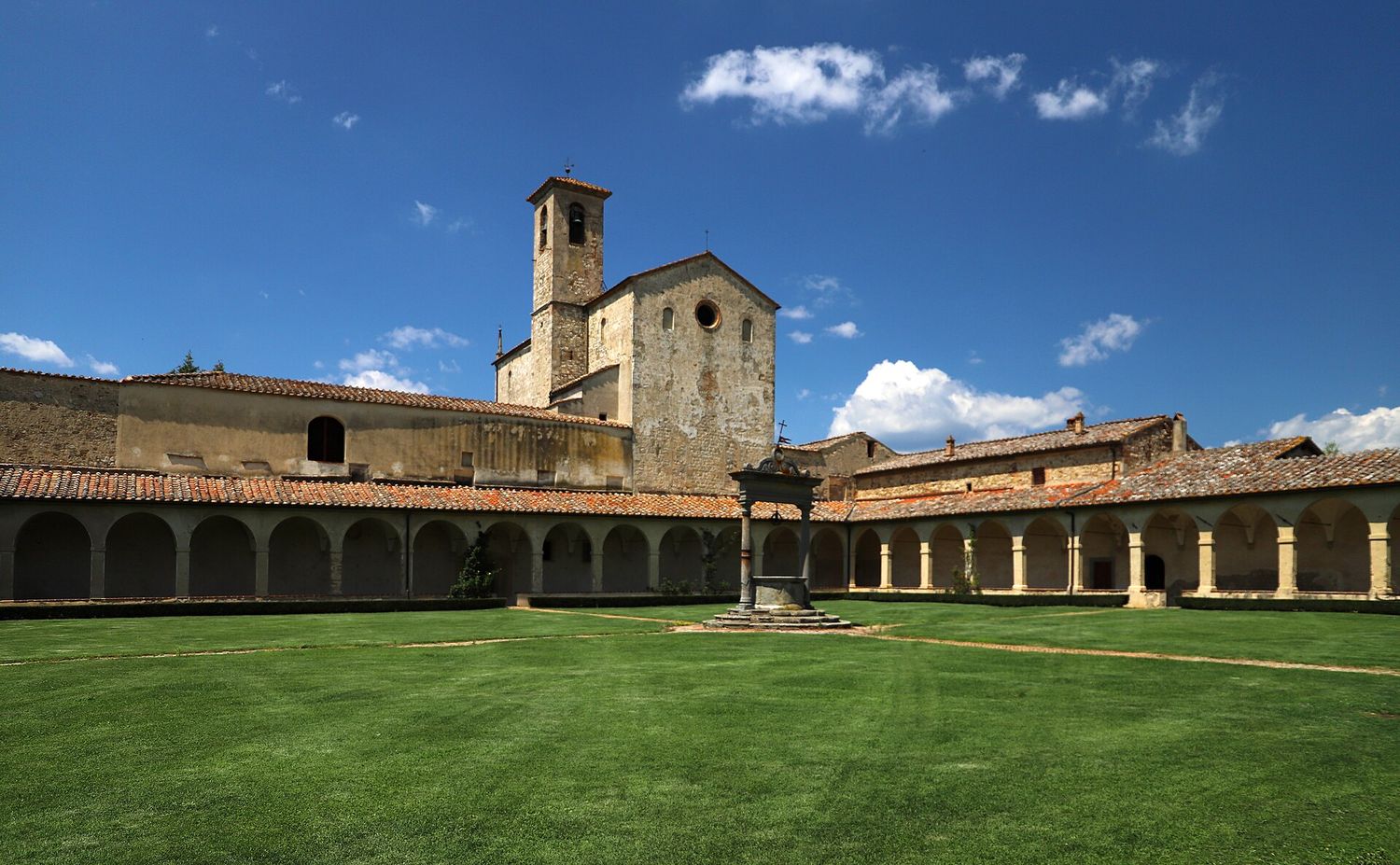 Il chiostro grande della Certosa di Pontignano con il prato e il portico